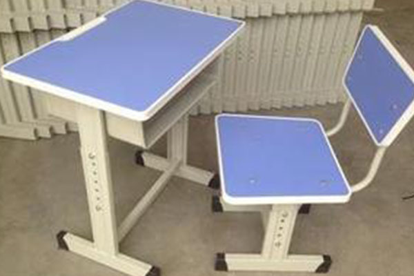 山东教学设备厂家详解课桌椅在购买时的一些要求